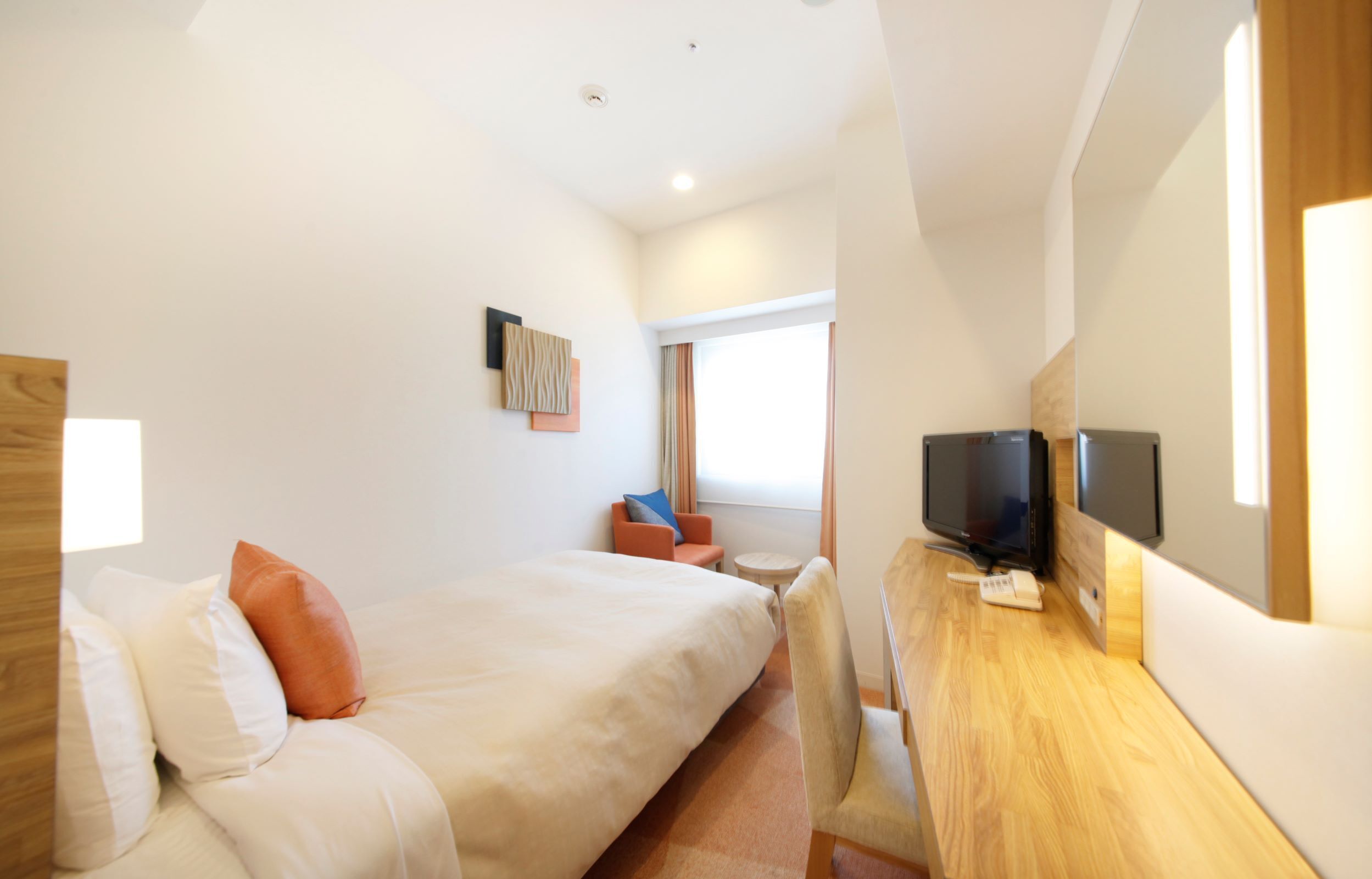 Schreibtisch, Verdunkelungsvorhänge, schallisolierte Zimmer