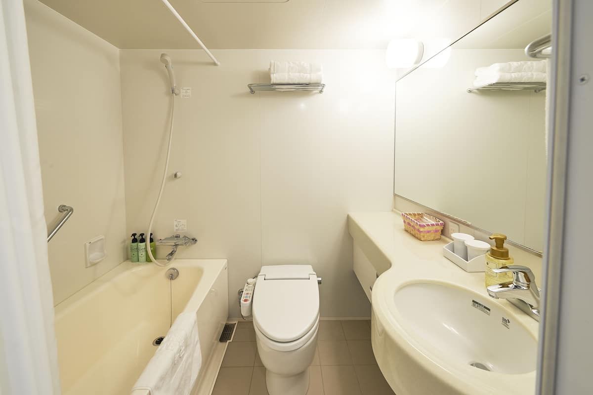 combined shower/bathtub, deep-soaking bathtub, free toiletries