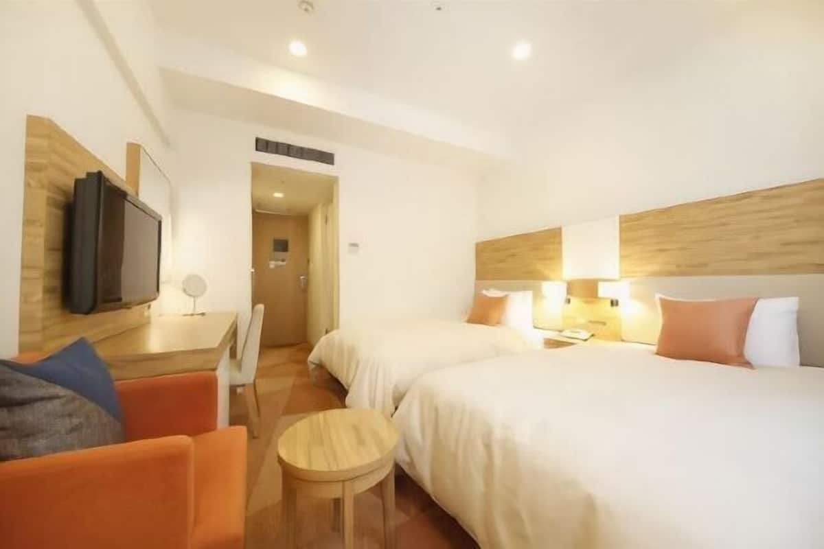 Skrivbord, mörkläggningsgardiner, ljudisolering och strykjärn/strykbräda