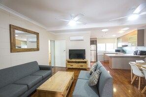 Casa | Zona de estar | Televisión LCD de 20 pulgadas con canales digitales, una televisión