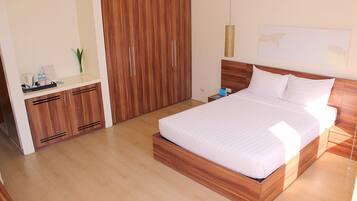 Een moderne slaapkamer met een houten bedframe, een nachtkastje en een garderobe.