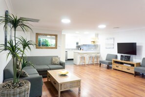 3 Bedroom Deluxe House | Free WiFi, bed sheets - Fingal Bay Holiday Park (Fingal Bay)