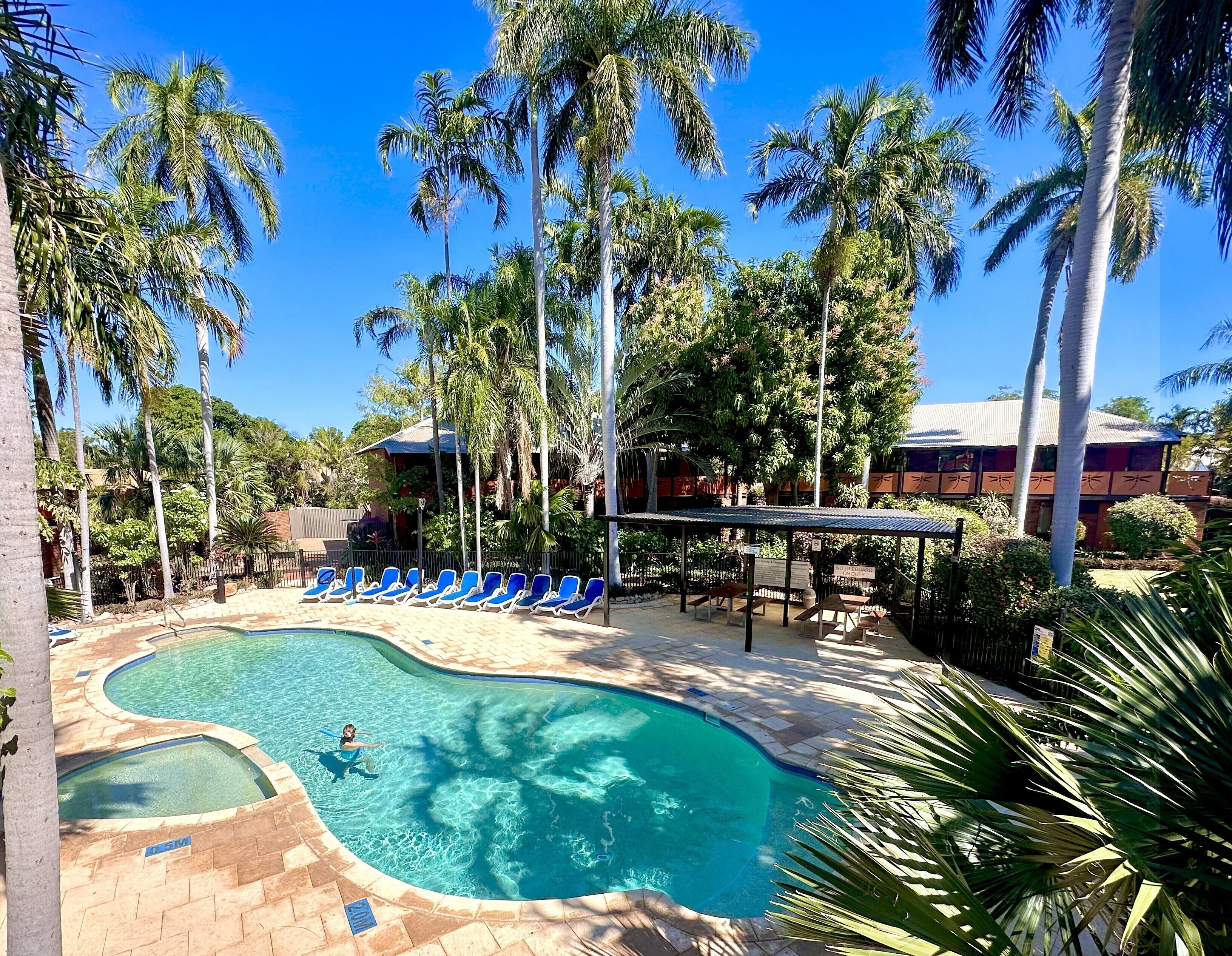 Alberca al aire libre, acceso de 07:00 a 18:00, y camastros 