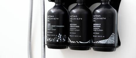 Tres botellas negras de productos Urban Skincare en un estuche negro.