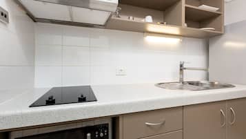 Standard King Room | Private kitchen | Fridge, microwave, stovetop, coffee/tea maker