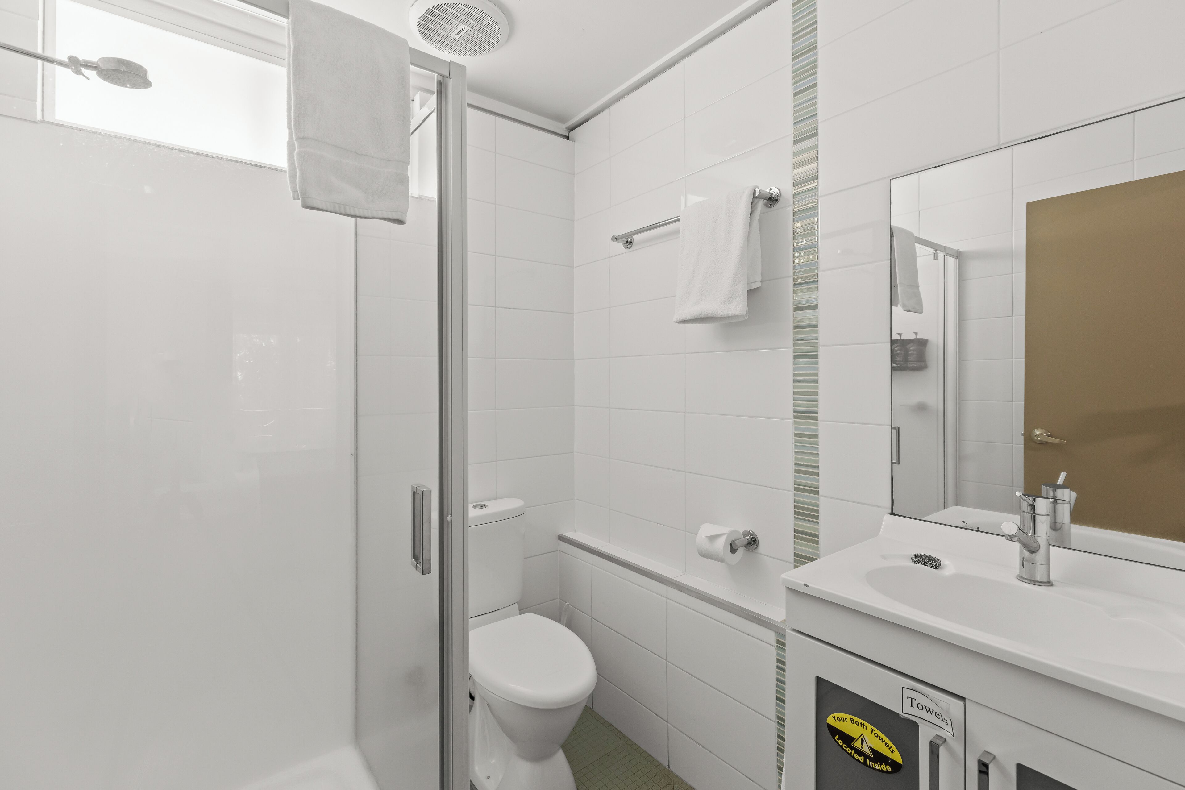 Deluxe Junior Suite | Bathroom | Shower, free toiletries, hair dryer, towels