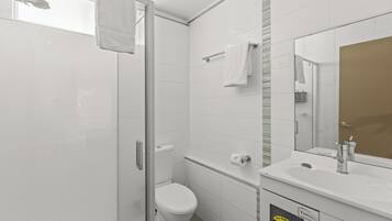 Deluxe Junior Suite | Bathroom | Shower, free toiletries, hair dryer, towels