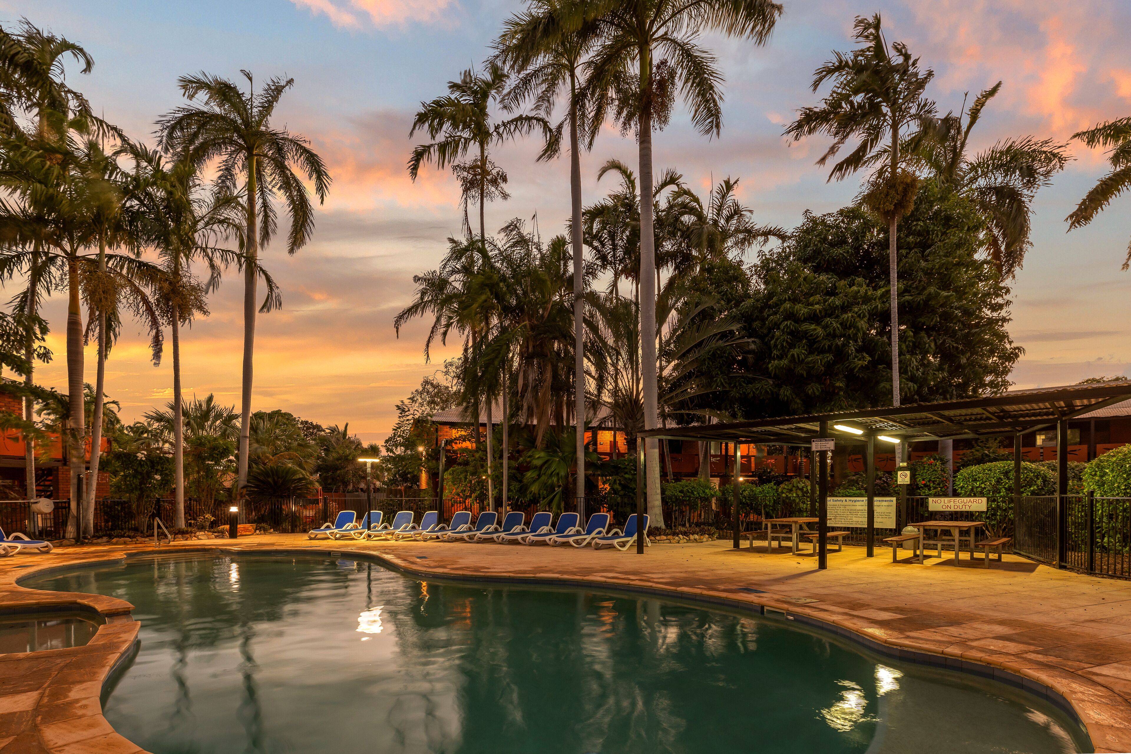 室外游泳池，07:00 至 18:00 开放，日光浴躺椅