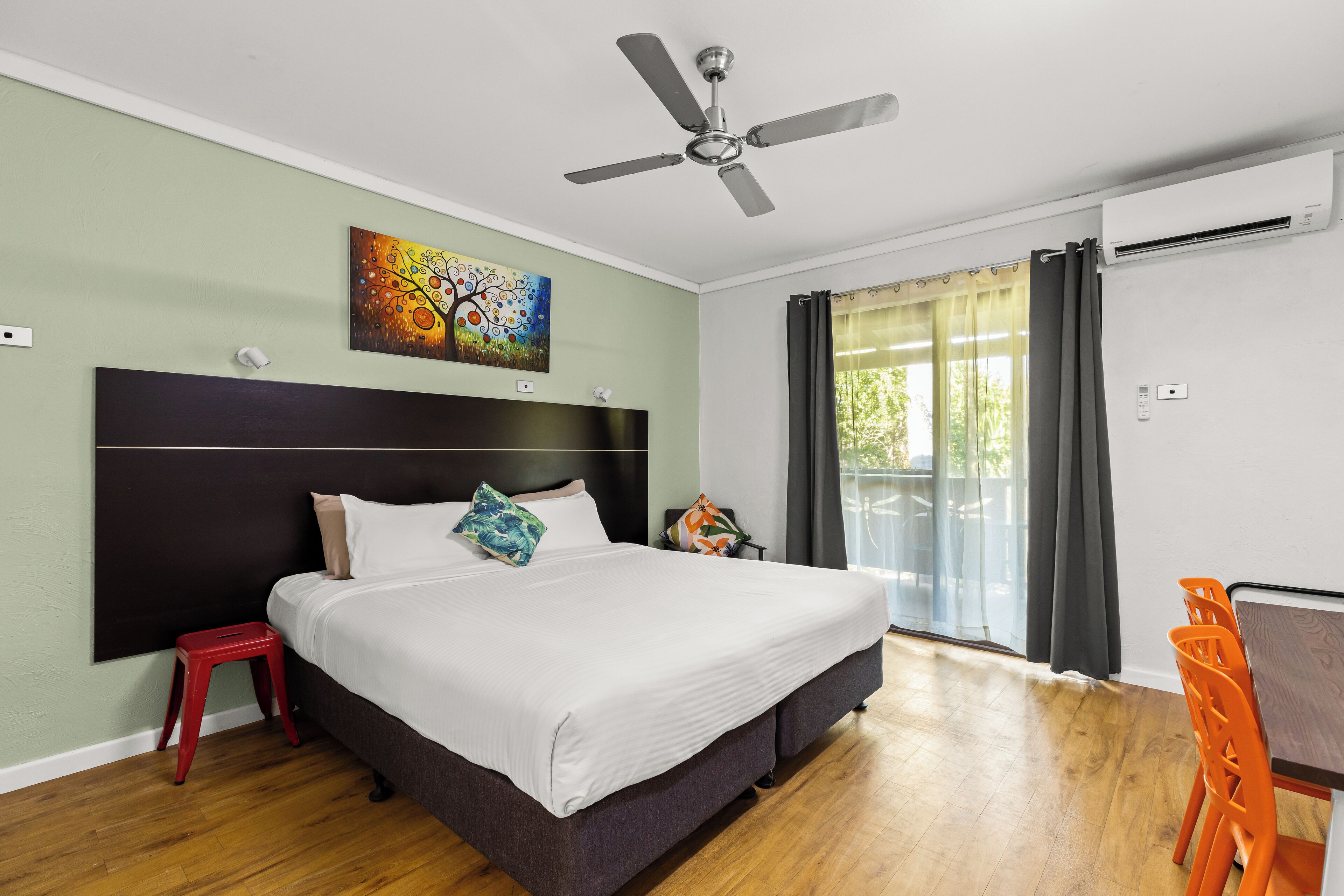 Deluxe kamer, 1 kingsize bed | Een kluis op de kamer, individueel gedecoreerd, individueel gemeubileerd