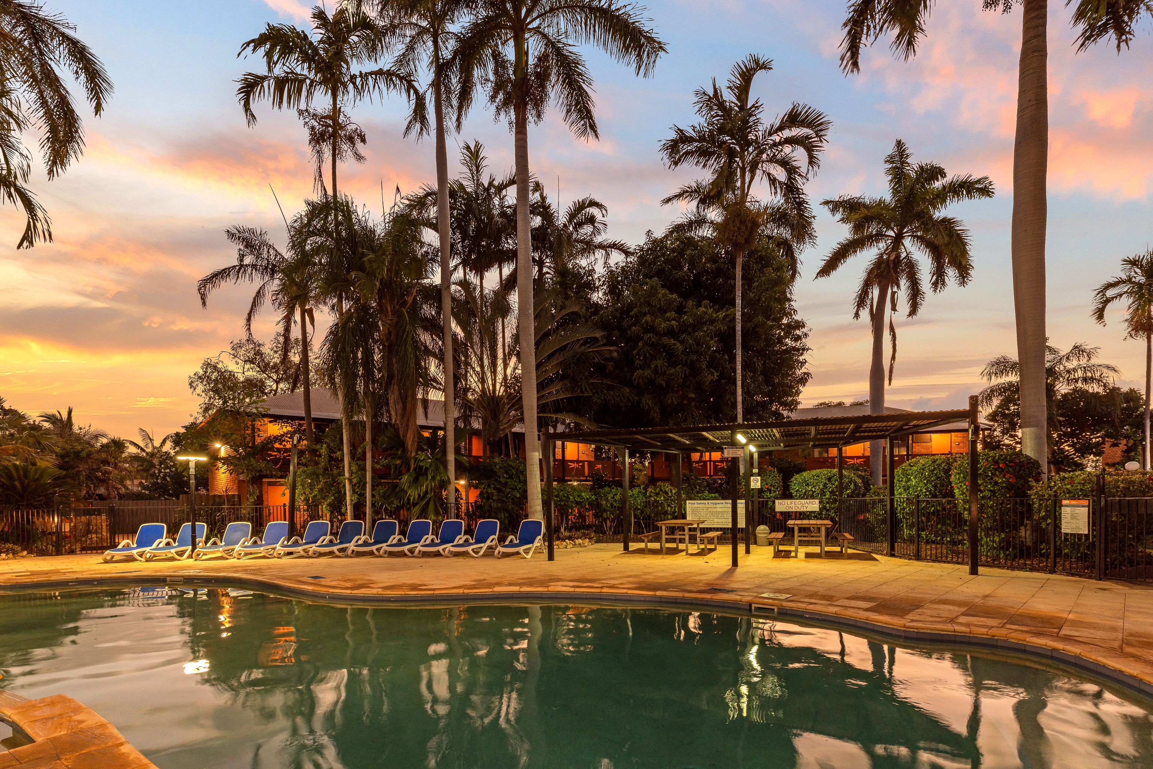 Piscine extérieure, chaises longues