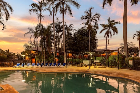 Una piscina al aire libre, sillones reclinables de piscina. Broome Time Resort