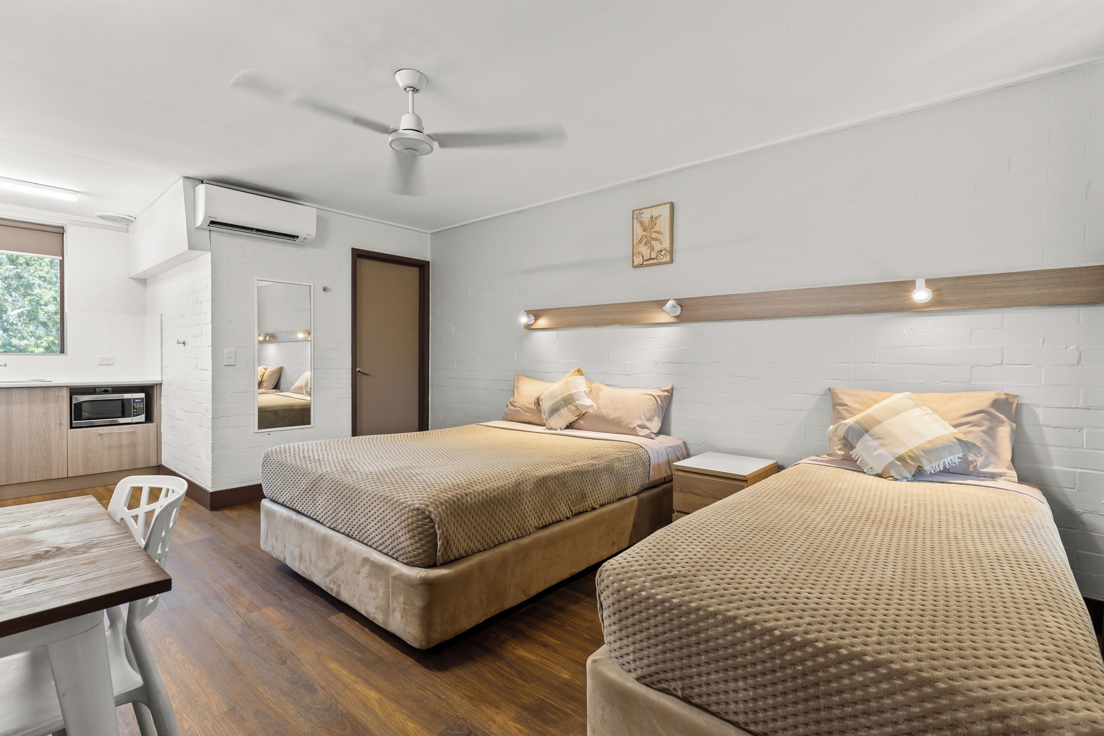 Standaard kamer, Meerdere bedden | Een kluis op de kamer, individueel gedecoreerd, individueel gemeubileerd