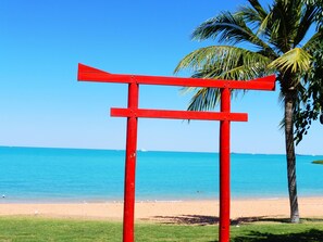 Beach nearby, white sand - Broome Time Resort (Cable Beach)