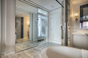 Gratis toiletartikelen, een haardroger, badjassen, pantoffels