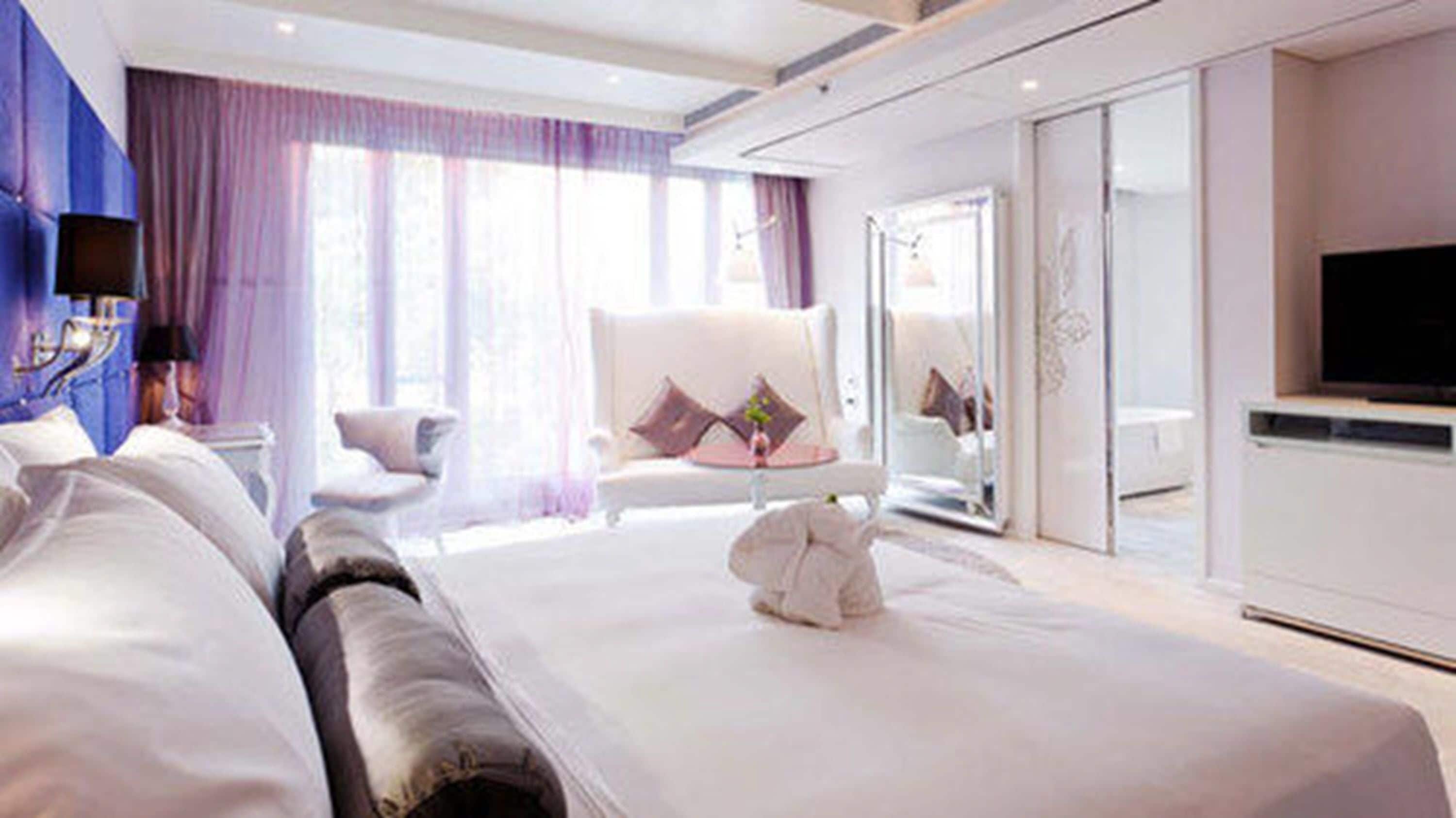 suite, city view | premium bedding, minibar, in-room safe, desk