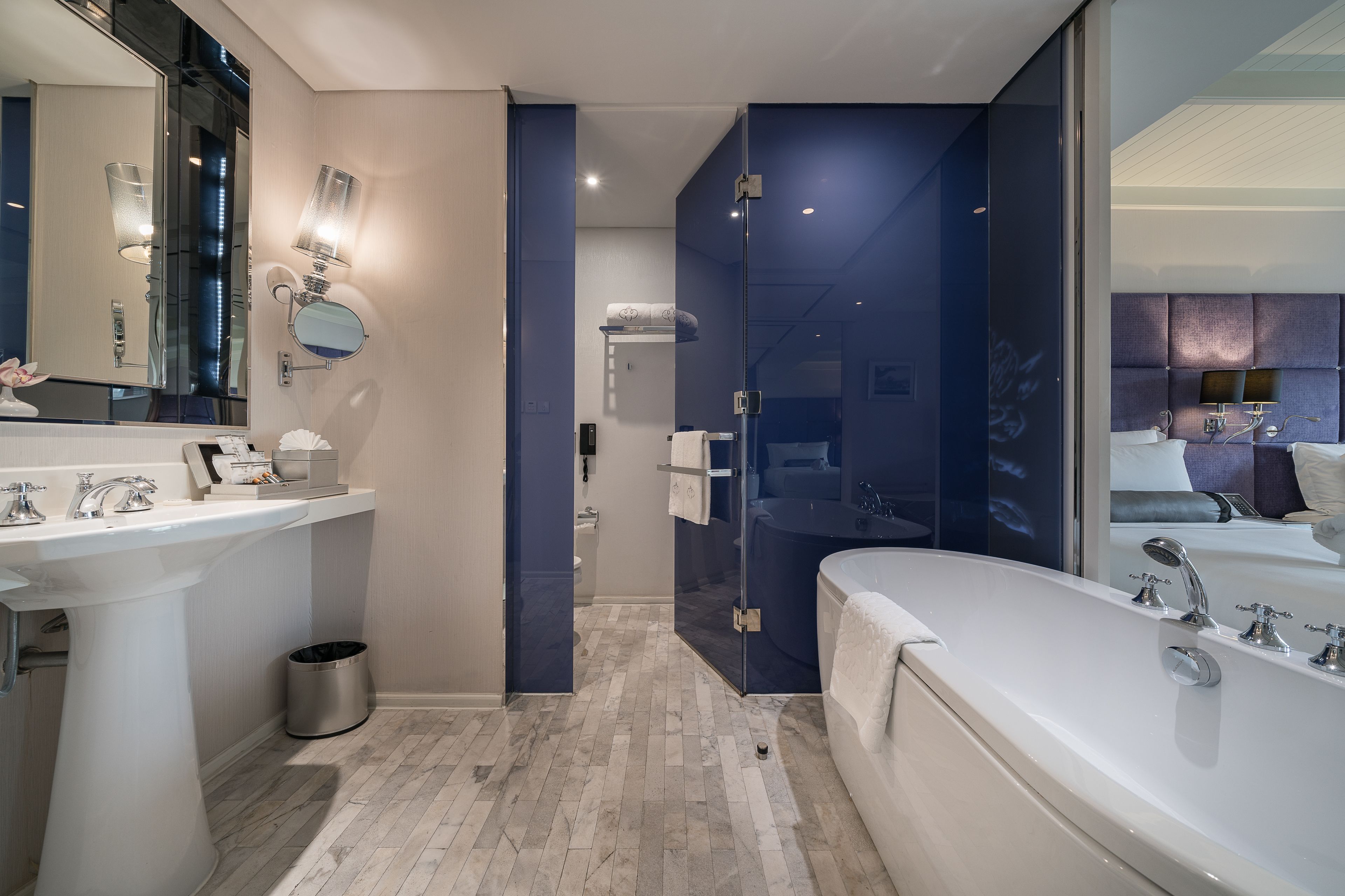 premier room, city view (deluxe) | bathroom | free toiletries, hair dryer, bathrobes, slippers