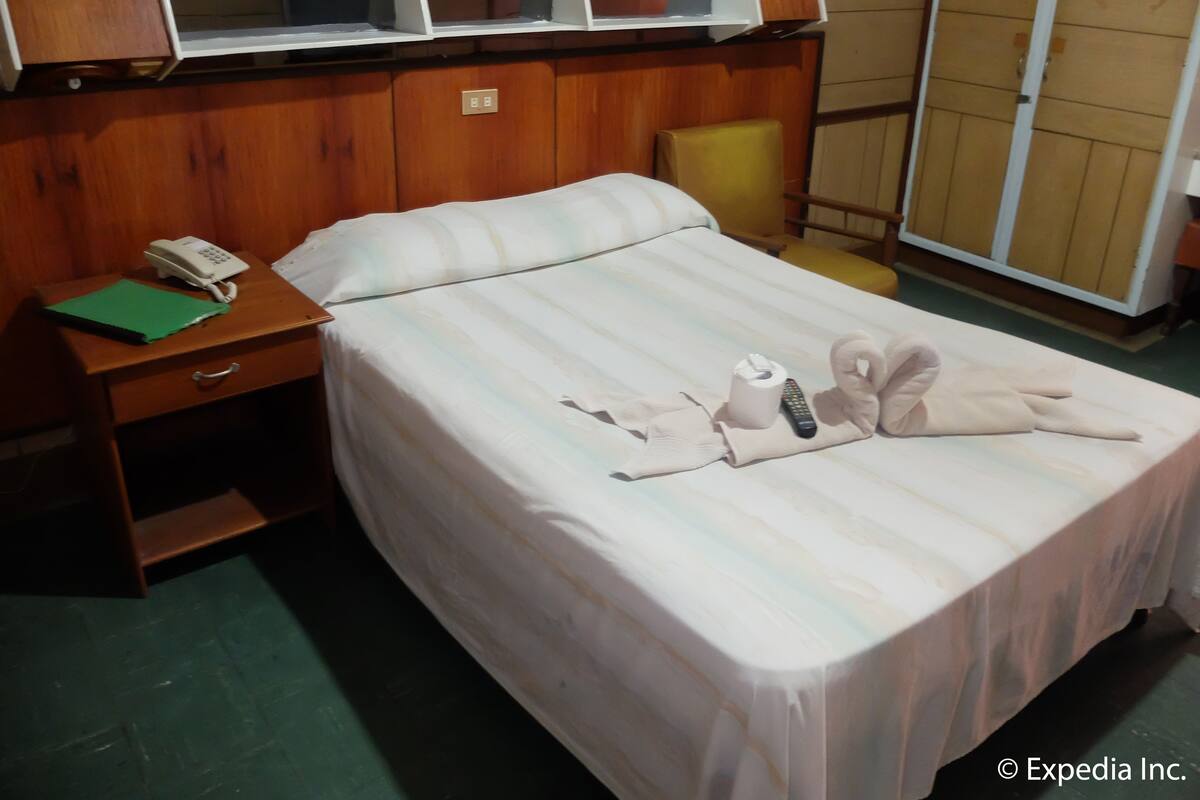 Standard Room | Desk, rollaway beds, free WiFi