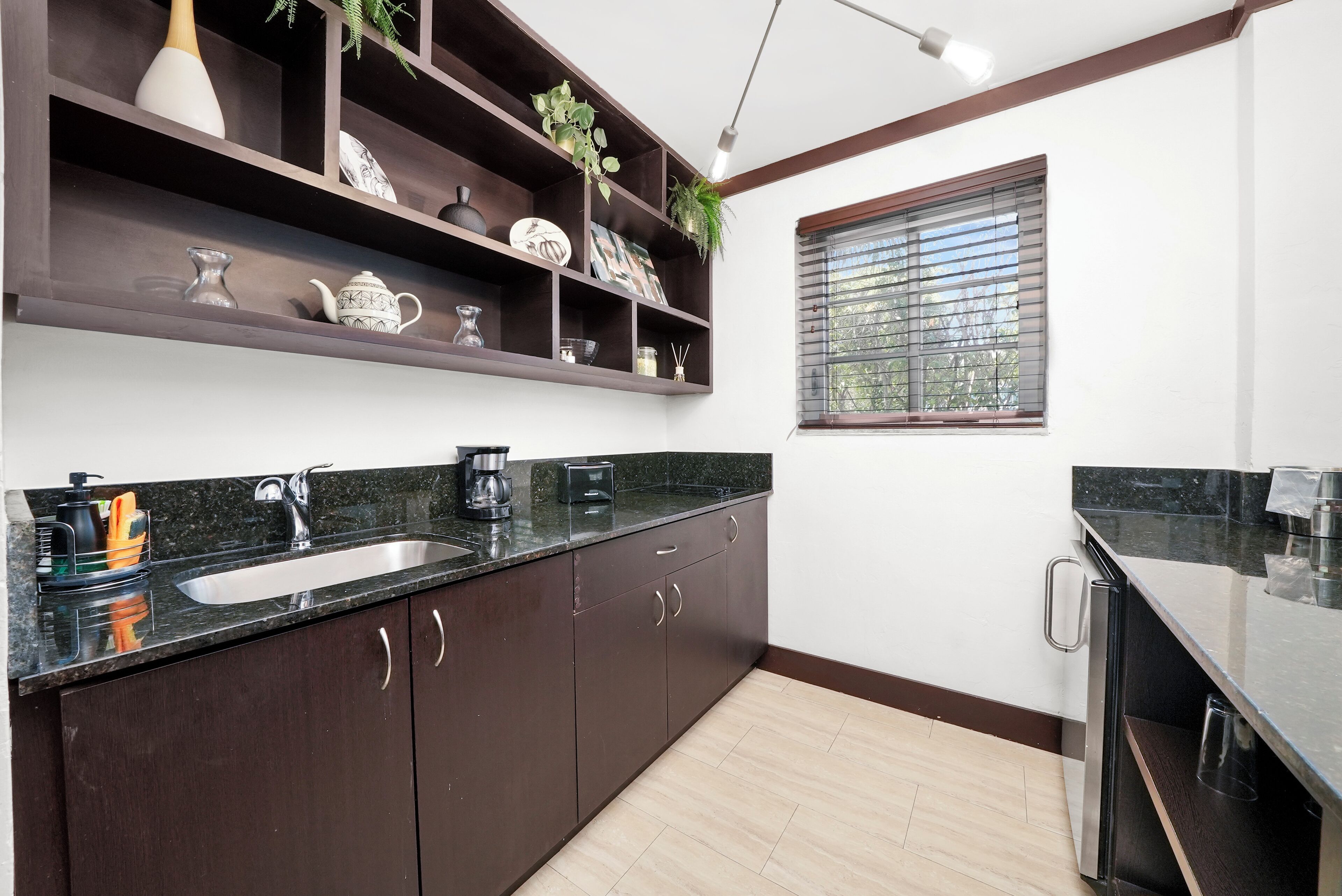 fridge, microwave, stovetop, coffee/tea maker