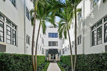 Hotel Exterior at Lincoln Arms Suites