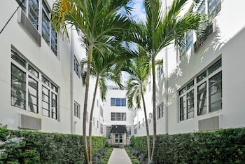 Hotel Exterior at Lincoln Arms Suites