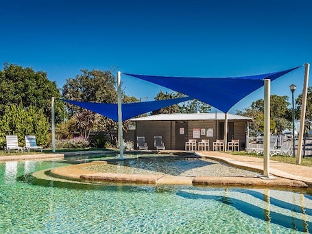 Una piscina al aire libre. Thou Walla Sunset Retreat
