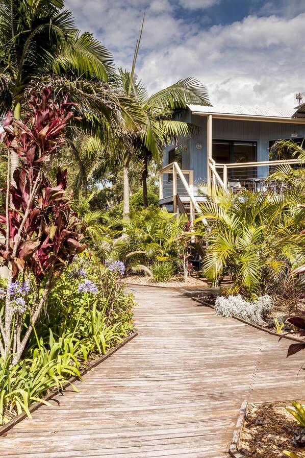 2 Bedroom Seaview Spa Villa | Property grounds - Thou Walla Sunset Retreat (Soldiers Point)