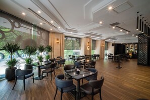 朝食に営業 (多国籍料理)