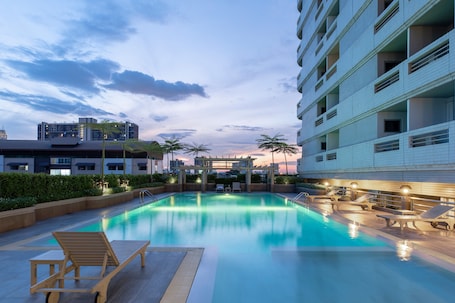 Kolam renang terbuka . BU Place Hotel