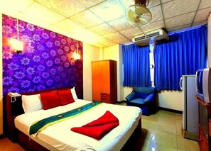 客房内保险箱、办公桌、遮光窗帘、免费 WiFi