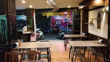 Budget Double Room | Frühstücksbereich | Tägliches englisches Frühstück (145 THB pro Person)