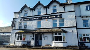 A two-story building with a sign reading "Jennings George Hotel." - The George Hotel (Penrith)