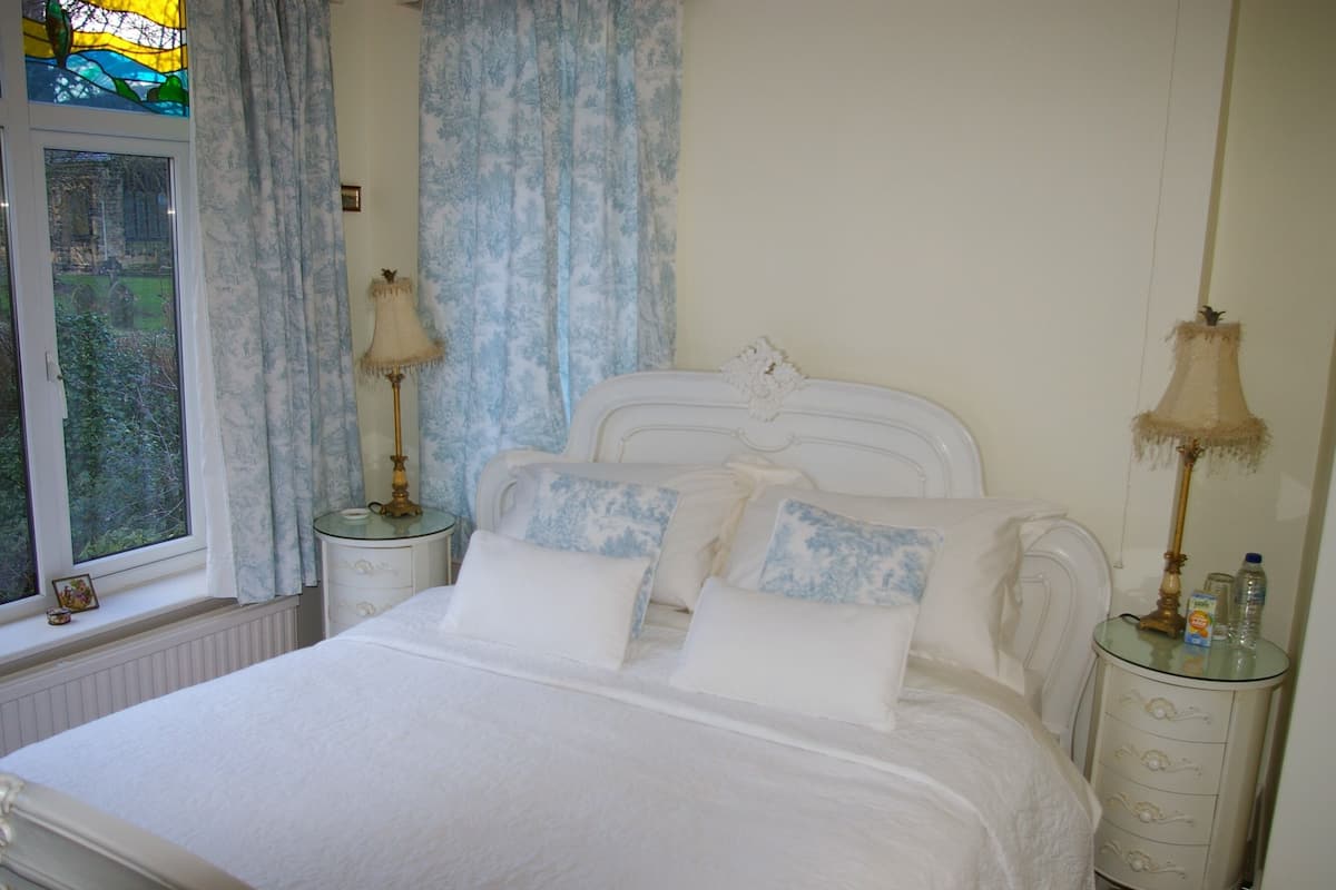 Chambre double, salle de bain attenante (Cressey )