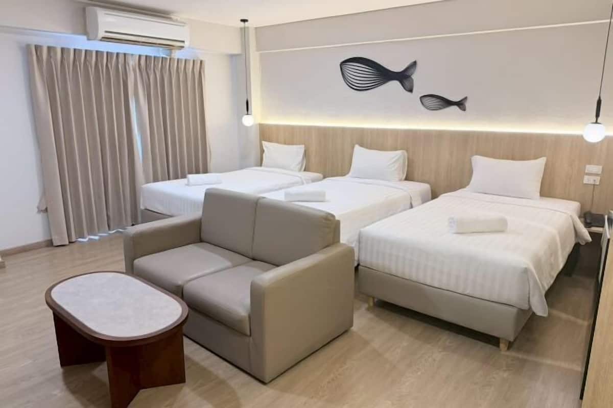 Minibar, free WiFi, bed sheets