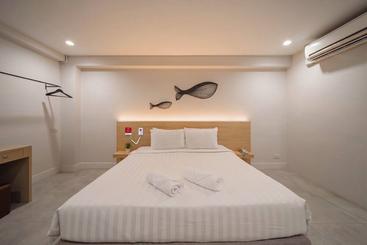 Accessible Room - King Bed | Desk, WiFi (free), bed sheets