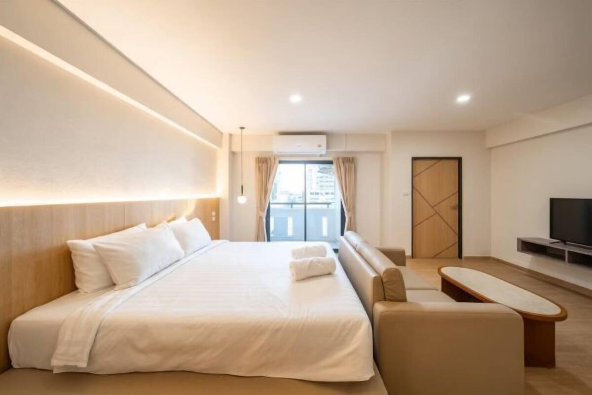 Desk, WiFi (free), bed sheets