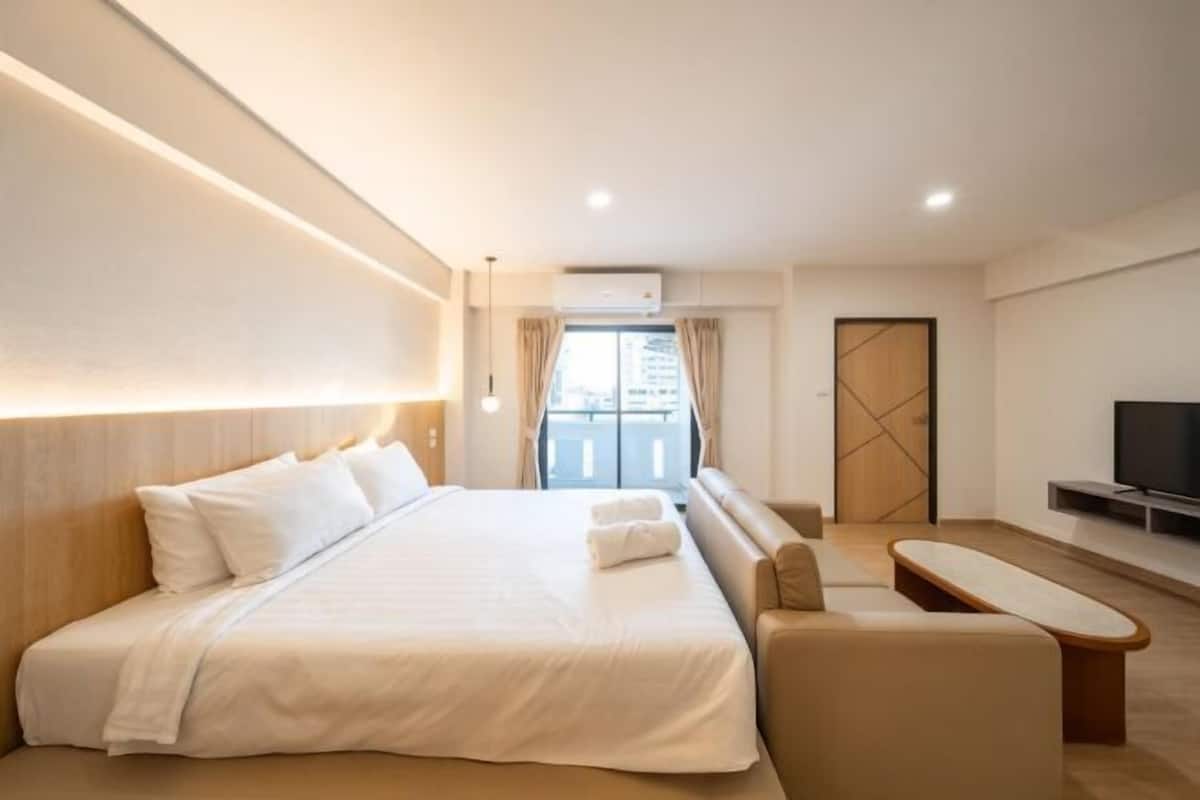Escritorio, wifi gratis y ropa de cama