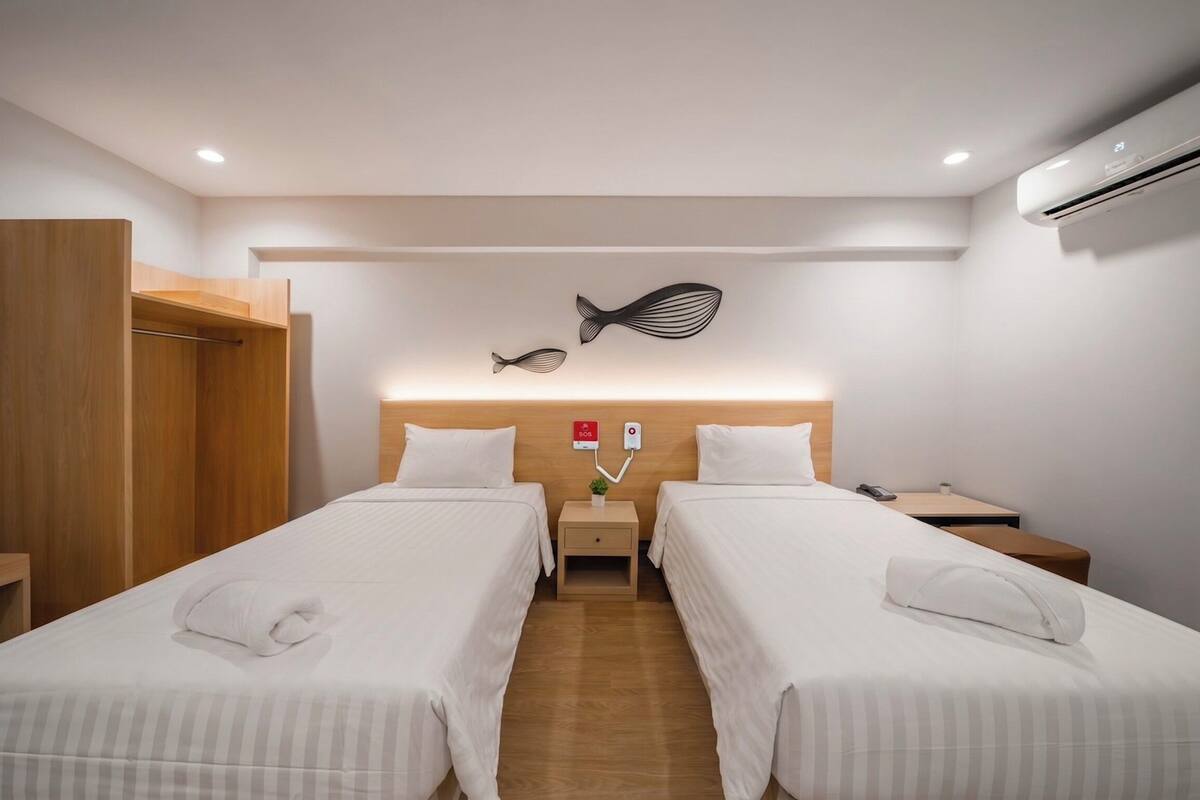 Accessible Room - Twin Bed | Desk, WiFi (free), bed sheets