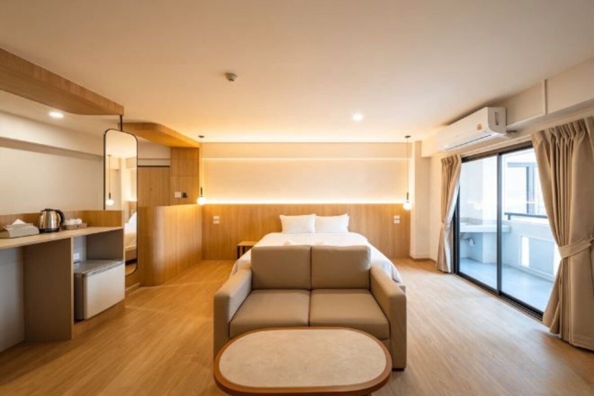Desk, WiFi (free), bed sheets