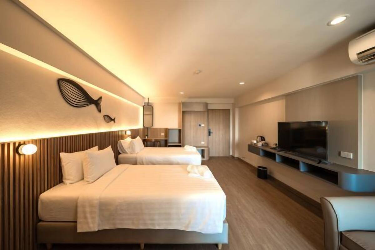 Minibar, free WiFi, bed sheets