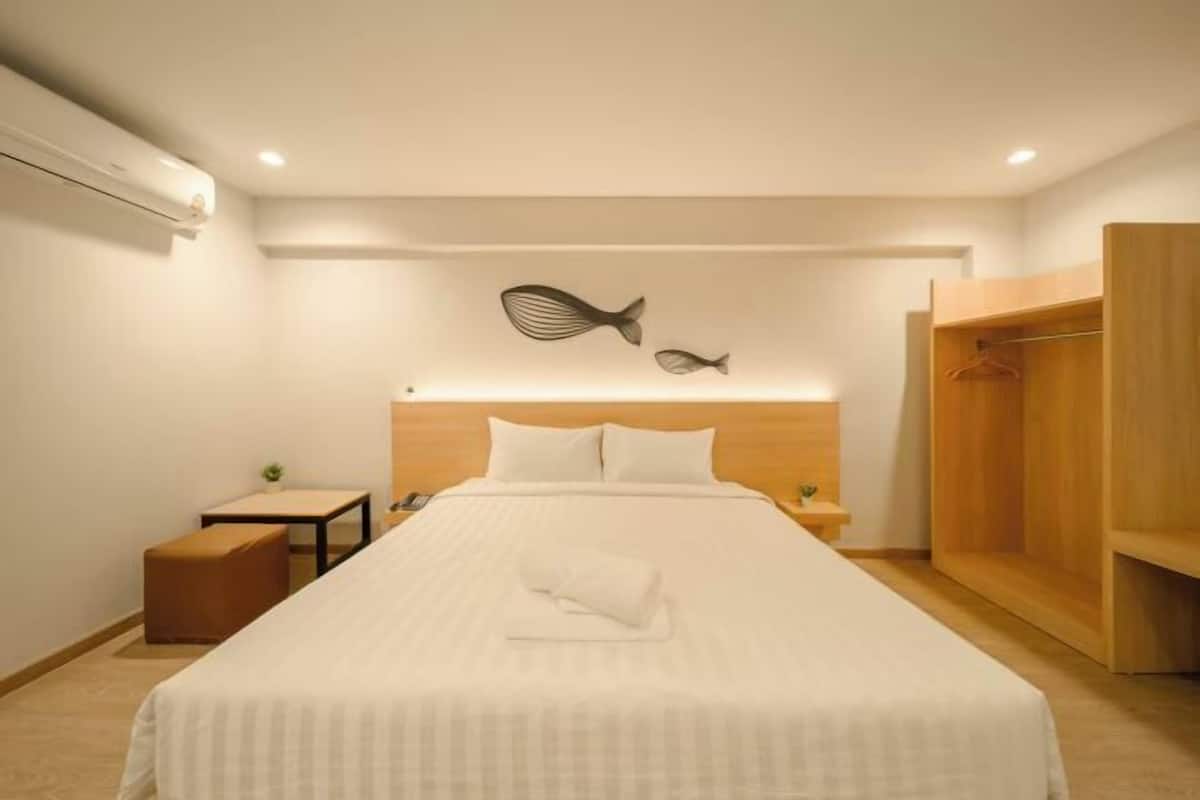 Minibar, free WiFi