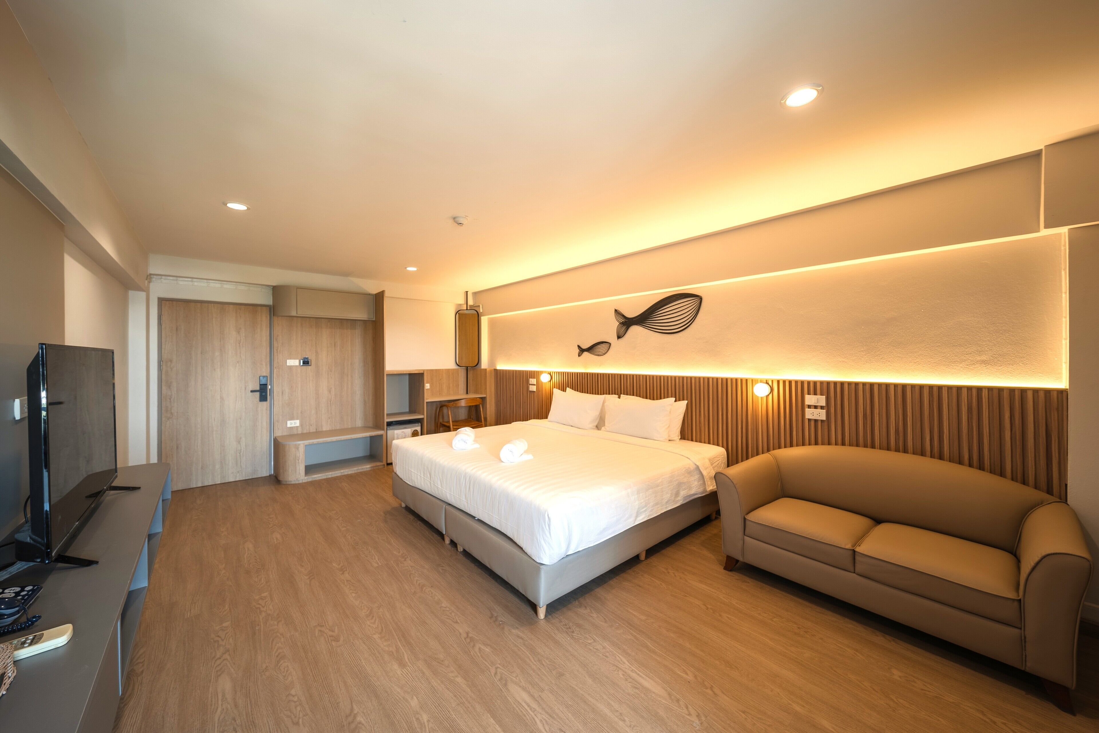 Deluxe Room, 1 King Bed | Minibar, free WiFi, bed sheets