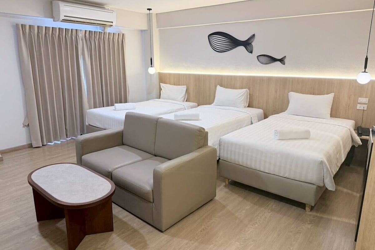 高級三人房, 3 張單人床 | 迷你吧、免費 Wi-Fi、床單