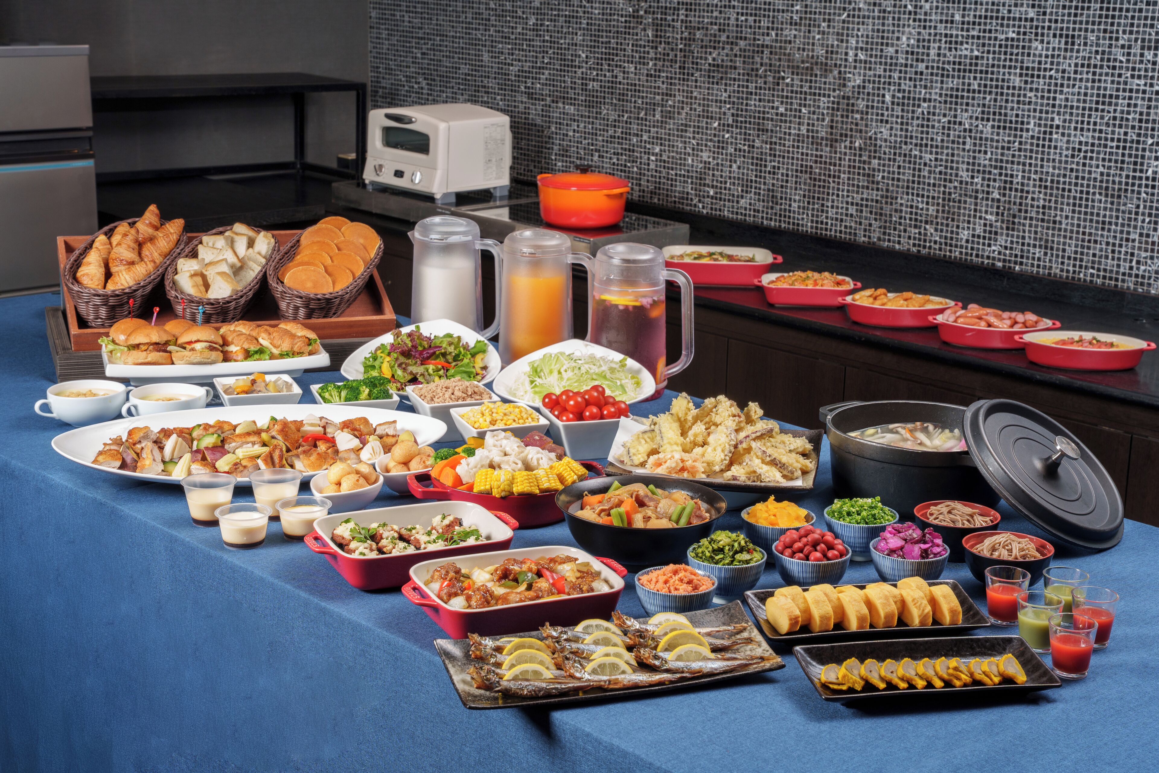 Daily buffet breakfast (JPY 1500 per person)