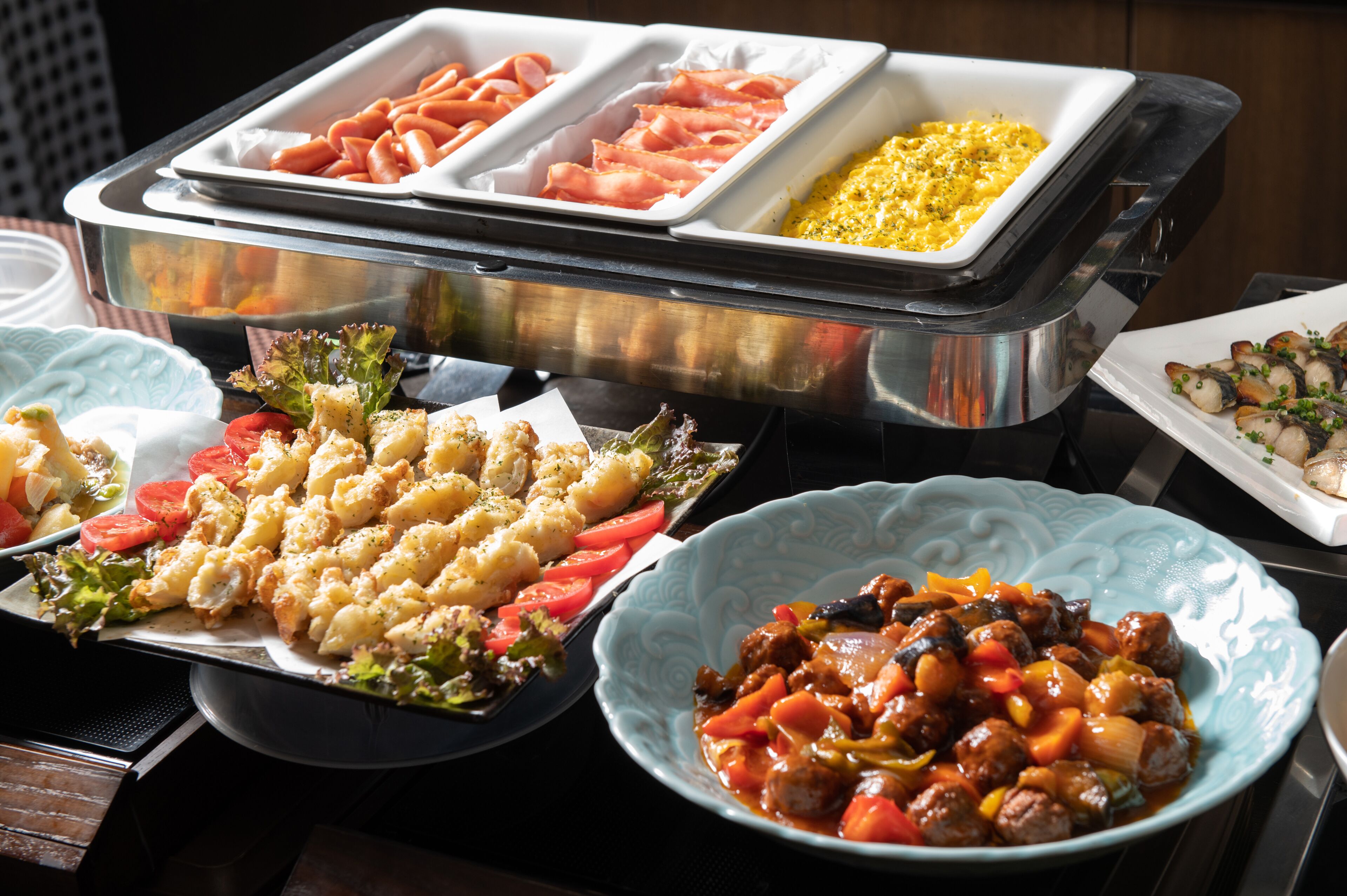 daily buffet breakfast for a fee