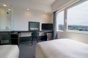 Down comforters, desk, blackout drapes, iron/ironing board - Hotel Vista Kumamoto Airport (Ozu)