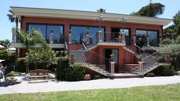 Vista frontal de la propiedad