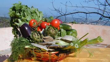 FrĂŒhstĂŒck, Mittagessen, italienische KĂŒche, Blick auf den Garten
