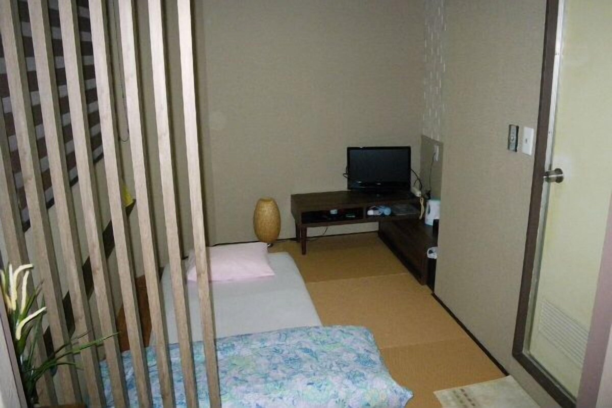 Quarto solteiro, um futon, banheiro privativo (Renovated)