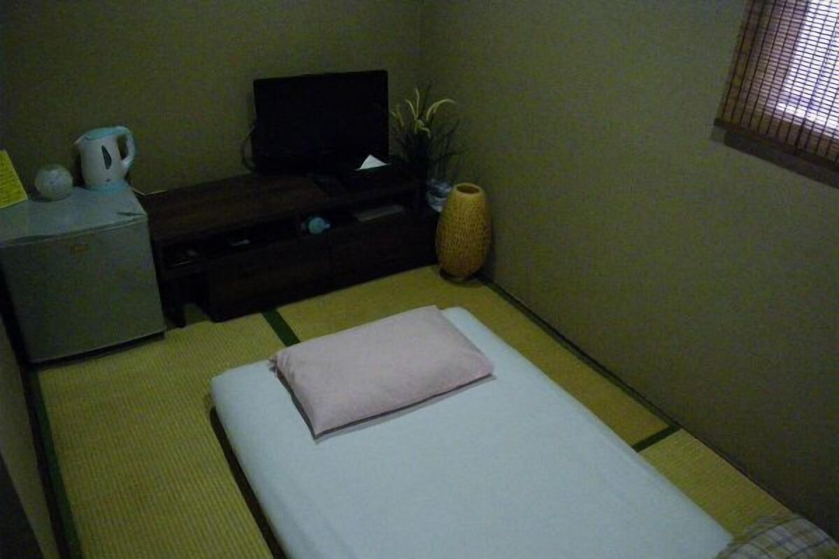 Quarto solteiro, um futon, banheiro privativo