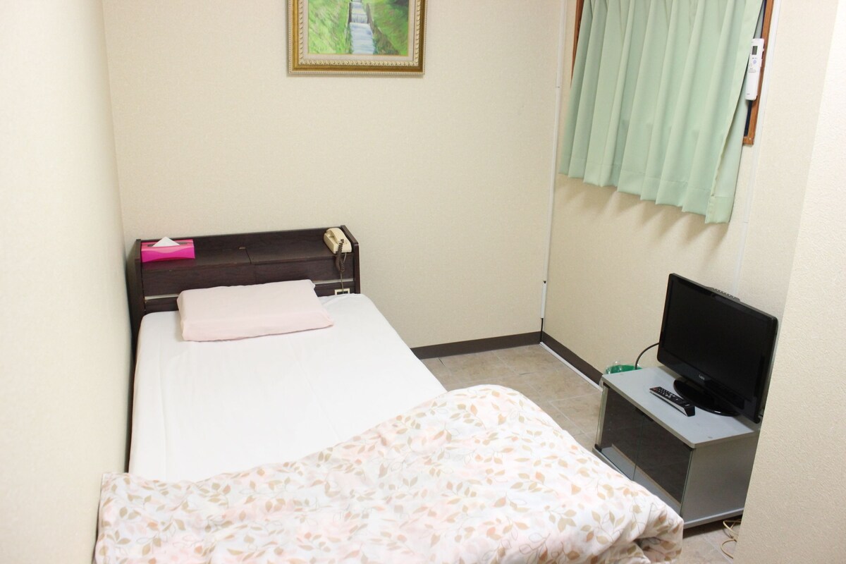 Quarto solteiro, somente para mulheres, banheiro compartilhado